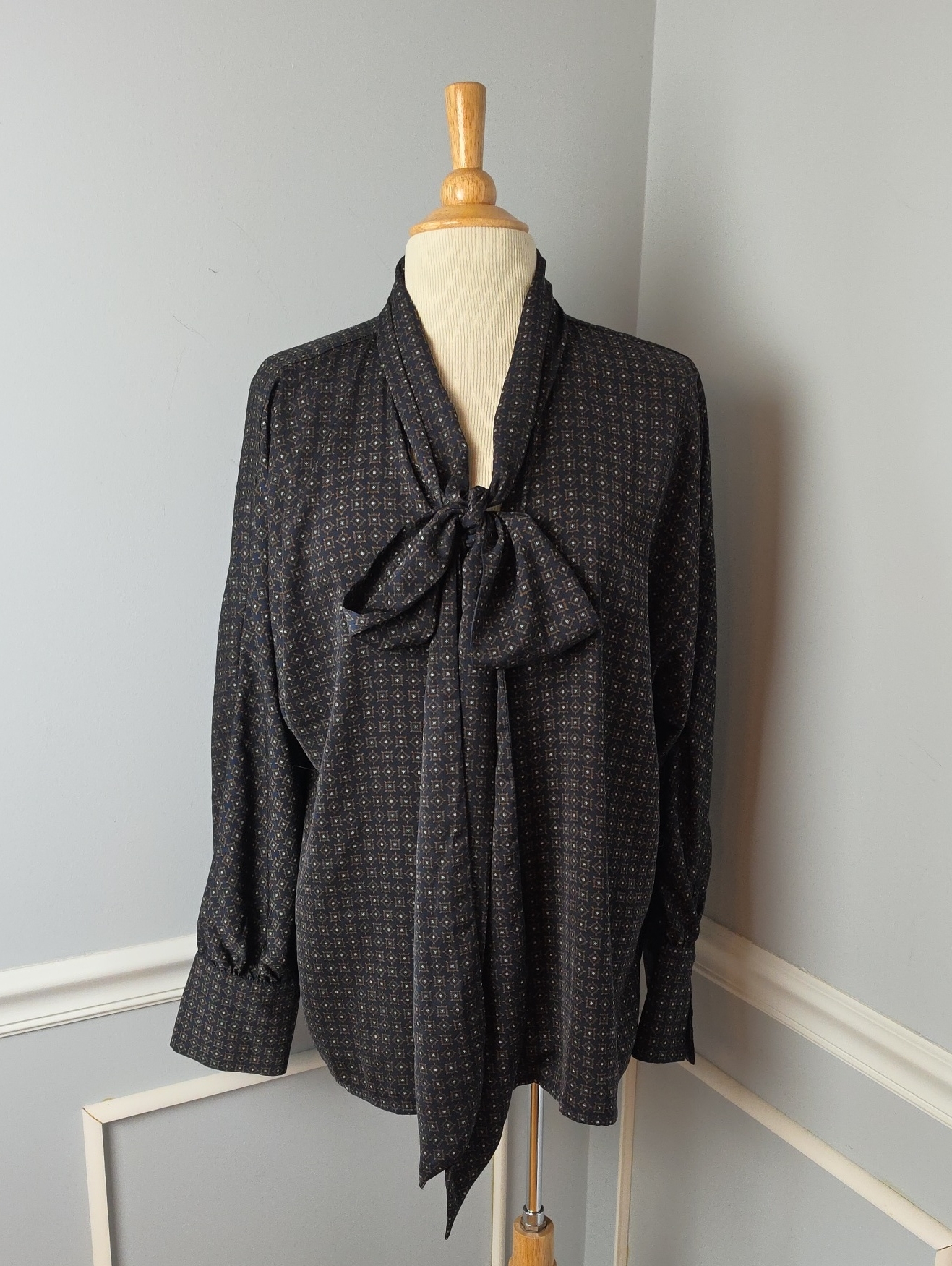 Banana Republic Factory Geometric Print V-Neck Tie Neck Career Office Blouse Xl